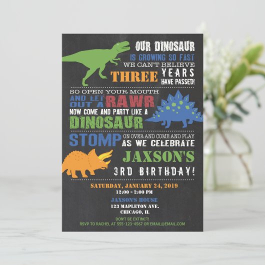 Dinosaur-verjaardagsuitnodiging chalkboard kaart (Staand voorkant)