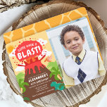 Dinosaur Volcano Kids Verjaardagsfoto Kaart<br><div class="desc">Nodig je gasten uit om een knaller te hebben met dit Dinosaur Volcano Kids Birthday Design. Dit ontwerp is voorzien van een uitbarstende vulkaan in een weelderig oerwoud met dinosaurussen. Het omgekeerde is een patroon van dinosaurusvlekken. U kunt dit verder aanpassen door op de knop "PERSONALISEREN" te klikken. Foto vriendelijk...</div>