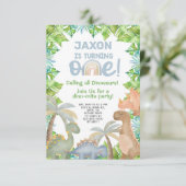 Dinosauriërs zijn uitgenodigd voor de verjaardag v kaart (Staand voorkant)
