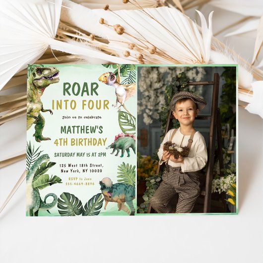 Dinosaurus brult in vier 4e verjaardag partij foto kaart