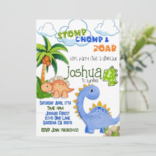 Dinosaurus die vier verjaardagsuitnodiging wordt kaart (Staand voorkant)