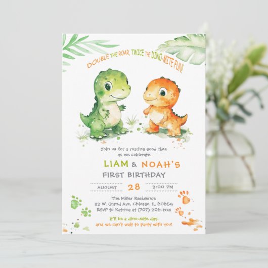 Dinosaurus eerste verjaardag uitnodiging voor twee (Staand voorkant)