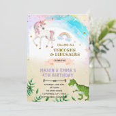 Dinosaurus en eenhoorn gezamenlijke verjaardagsuit kaart (Staand voorkant)