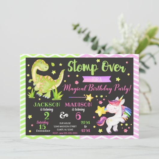 Dinosaurus en eenhoorn gezamenlijke verjaardagsuit kaart (Staand voorkant)