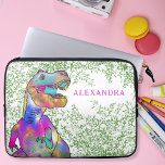 Dinosaurus Kleurrijke T-Rex Naam toevoegen Laptop Sleeve<br><div class="desc">Een leuke brullende T Rex een enge psychedelische kleurrijke dinosaurus met Jurassic oerwoud gebladerte achtergrond. Het perfecte gepersonaliseerde meisjes laptop hoesje voor de schooljongen die houdt van dino's. Dit leuke prehistorische dinosaurusontwerp met gebruiksvriendelijke sjabloon, zodat u een aangepast laptop-hoesje kunt creëer. Leuke tyrannosaurus rex waterverf illustratie werd met de hand...</div>