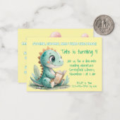 Dinosaurus leest een verjaardagsuitnodiging notitiekaartje (Voorkant / Achterkant in situ)