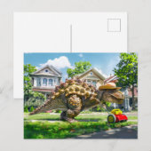 Dinosaurus maaien gazon in de voorsteden feestdagenkaart (Voorkant / Achterkant)