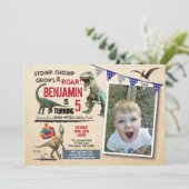 Dinosaurus verjaardag foto uitnodiging rustiek (Staand voorkant)