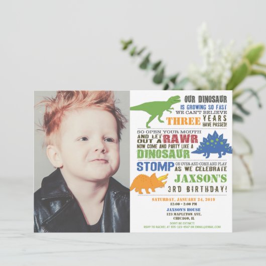 Dinosaurus verjaardagsjongen groen blauw sinaasapp kaart (Staand voorkant)