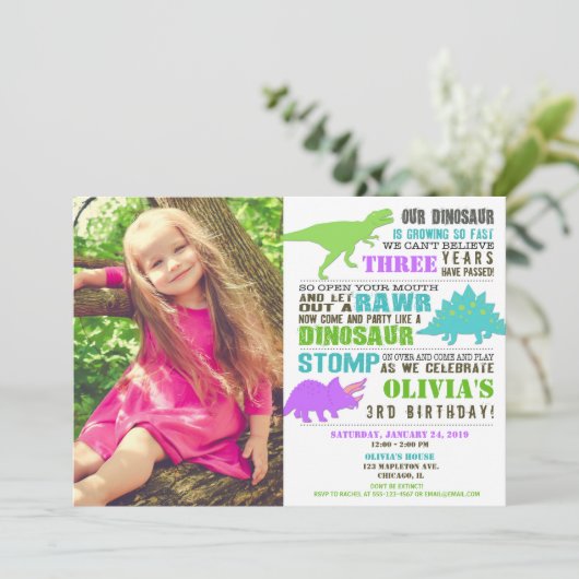 Dinosaurus verjaardagsmeisje paarse groene blauwgr kaart (Staand voorkant)
