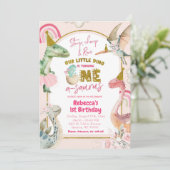 Dinosaurusmeisje wordt een a-saurus 1e verjaardag kaart (Staand voorkant)