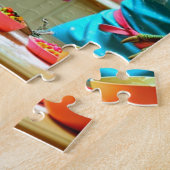 Dinosaurussen werken samen om een taart te bakken legpuzzel (Zijkant)