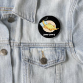 Dinosnore Funny Sleeping Dinosaur Pun Dark BG Ronde Button 5,7 Cm (In situ)