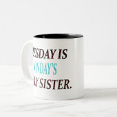 DINSDAG IS MAANDAGEN UGLY SISTER TWEEKLEURIGE KOFFIEMOK (Voorkant links)