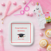 Diploma en afstudeerhoed op papieren bord (Feest)