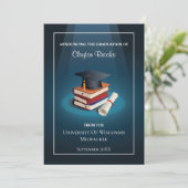 Diploma hoed en boeken Afstuderen Aankondiging (Staand voorkant)