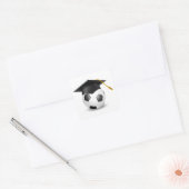 Diploma hoed op een voetbal vierkante sticker (Envelop)