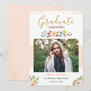Diploma-uitnodiging met bloemen en gouden schrift aankondiging