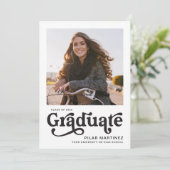 Diploma-uitnodiging met twee foto's en typografie  kaart (Staand voorkant)