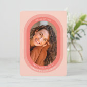 Diploma-uitnodigingskaart met gebogen foto aankondiging (Staand voorkant)