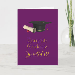 Diploma-uitreikingsmuts en diploma op paarse afstu kaart