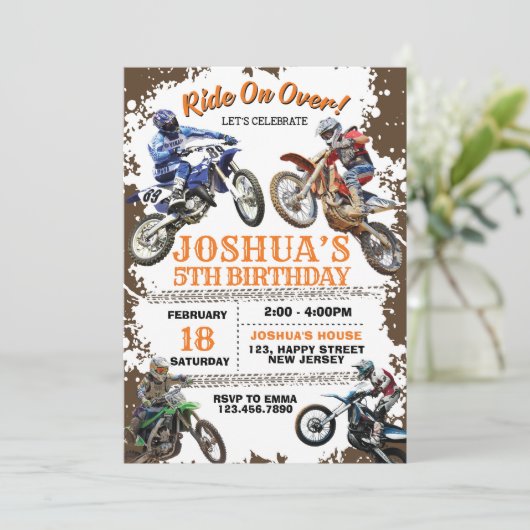 Dirt Bike Birthday Uitnodiging. Motorbikes nodigen Kaart (Staand voorkant)