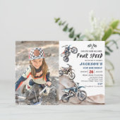 Dirt Bike Race Boy 4e verjaardag foto uitnodiging (Staand voorkant)