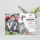 Dirt Bike Race Boy Verjaardagsfeest Fotouitnodigin Kaart (Staand voorkant)