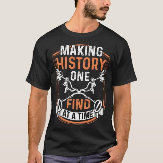 Dirt Fishing Making History one find Metal Detecti T-shirt (Voorkant)
