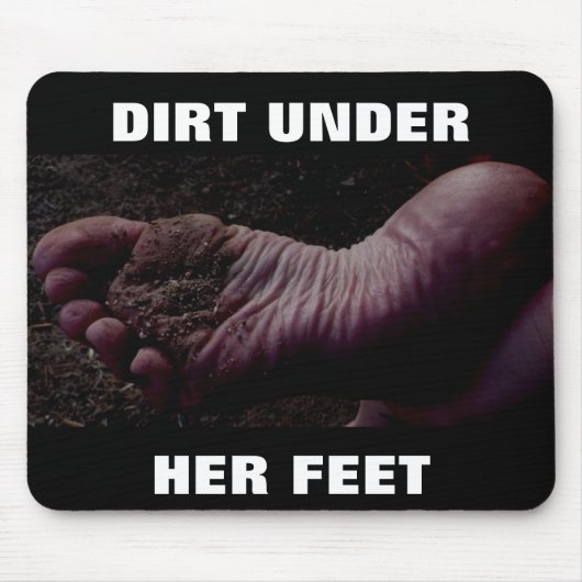 DIRT ONDER HAAR FEET MUISMAT (Voorkant)