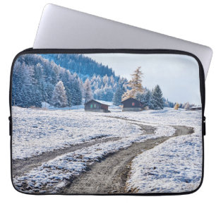 Dirt Road in Snow Ground, Europese Alpen Laptop Sleeve