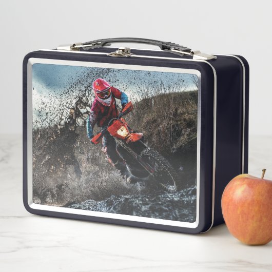 Dirte fietserrider gooit kussen (In situ)