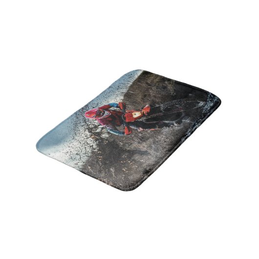 Dirte fietserrider gooit kussen badmat (Gekanteld)