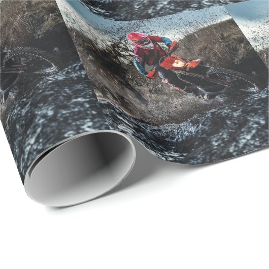 Dirte fietserrider gooit kussen cadeaupapier (Rol Hoek)