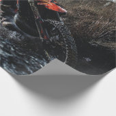 Dirte fietserrider gooit kussen cadeaupapier (Hoek)