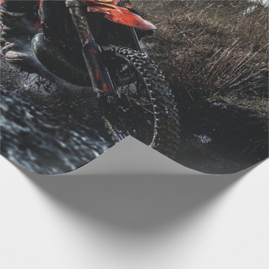 Dirte fietserrider gooit kussen cadeaupapier (Hoek)