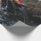 Dirte fietserrider gooit kussen cadeaupapier (Hoek)