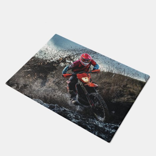 Dirte fietserrider gooit kussen deurmat (Schuin)