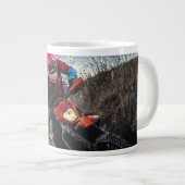 Dirte fietserrider gooit kussen grote koffiekop (Voorkant rechts)
