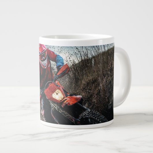 Dirte fietserrider gooit kussen grote koffiekop (Voorkant rechts)