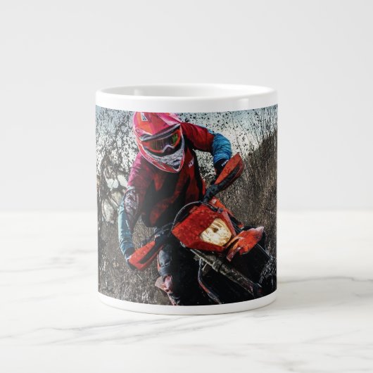 Dirte fietserrider gooit kussen grote koffiekop (Voorkant)