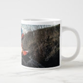 Dirte fietserrider gooit kussen grote koffiekop (Rechts)