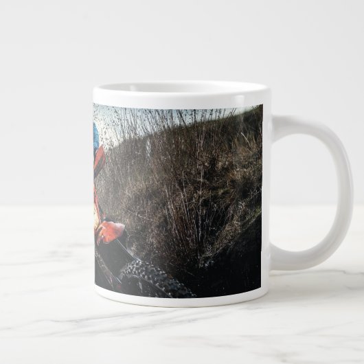Dirte fietserrider gooit kussen grote koffiekop (Rechts)