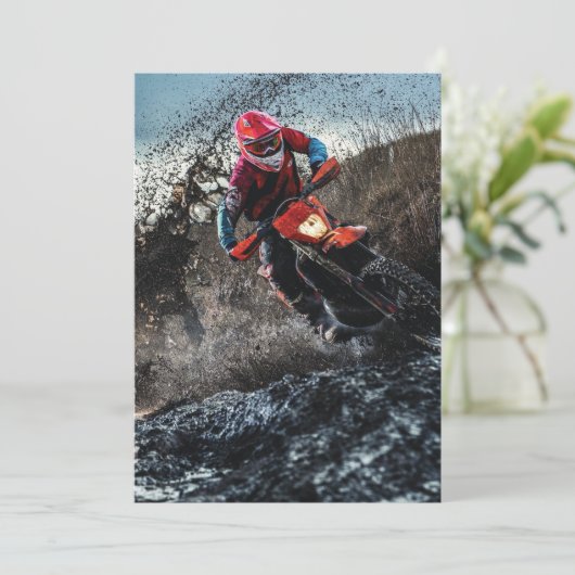 Dirte fietserrider gooit kussen kaart (Staand voorkant)