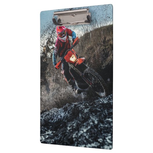 Dirte fietserrider gooit kussen klembord (Links)