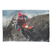 Dirte fietserrider gooit kussen kussensloop (Voorkant)