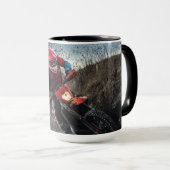 Dirte fietserrider gooit kussen mok (Voorkant rechts)