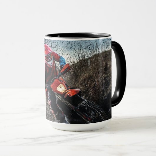 Dirte fietserrider gooit kussen mok (Voorkant rechts)