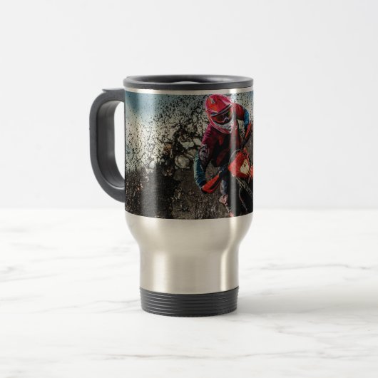 Dirte fietserrider gooit kussen reisbeker (Voorkant links)