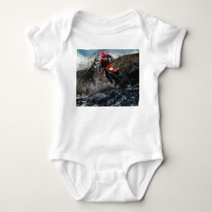 Dirte fietserrider gooit kussen romper
